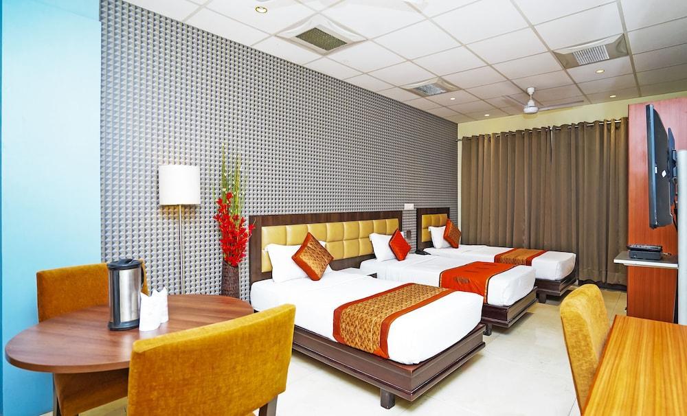 Hotel Pooja Palace Нью-Дели Экстерьер фото
