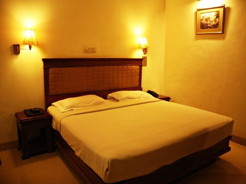 Hotel Pooja Palace Нью-Дели Экстерьер фото