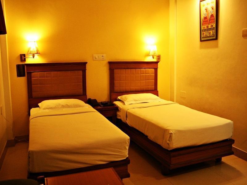 Hotel Pooja Palace Нью-Дели Экстерьер фото