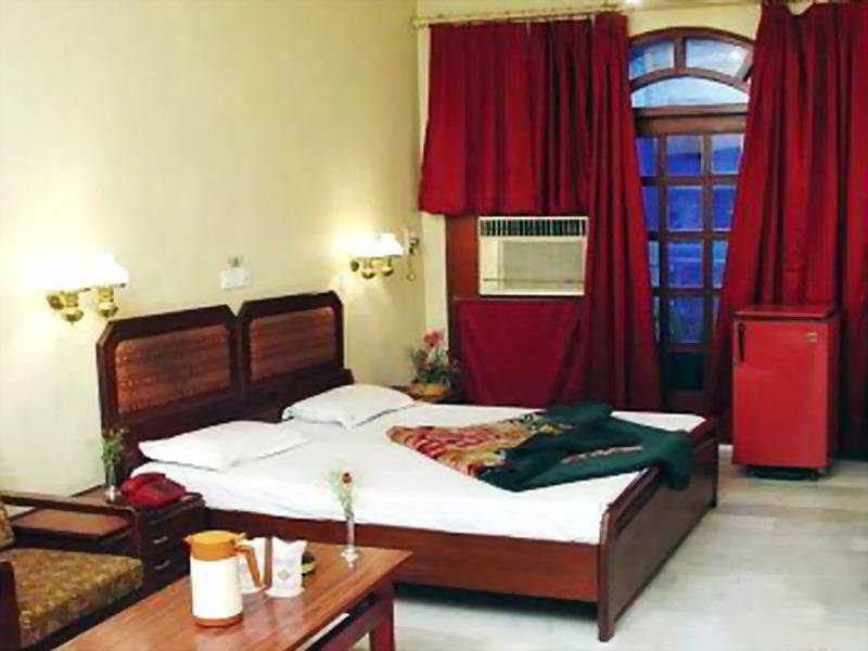 Hotel Pooja Palace Нью-Дели Номер фото