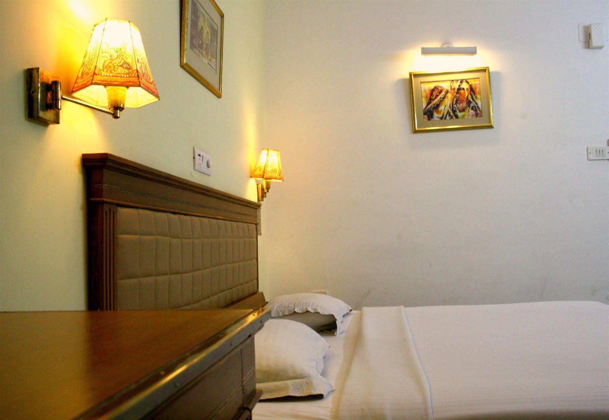 Hotel Pooja Palace Нью-Дели Экстерьер фото