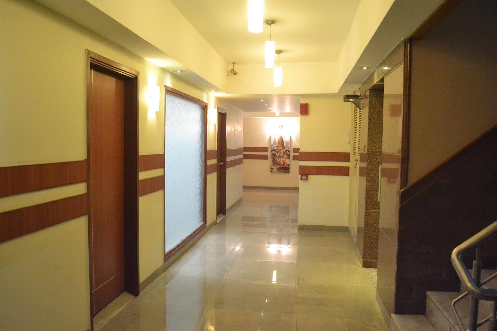 Hotel Pooja Palace Нью-Дели Экстерьер фото