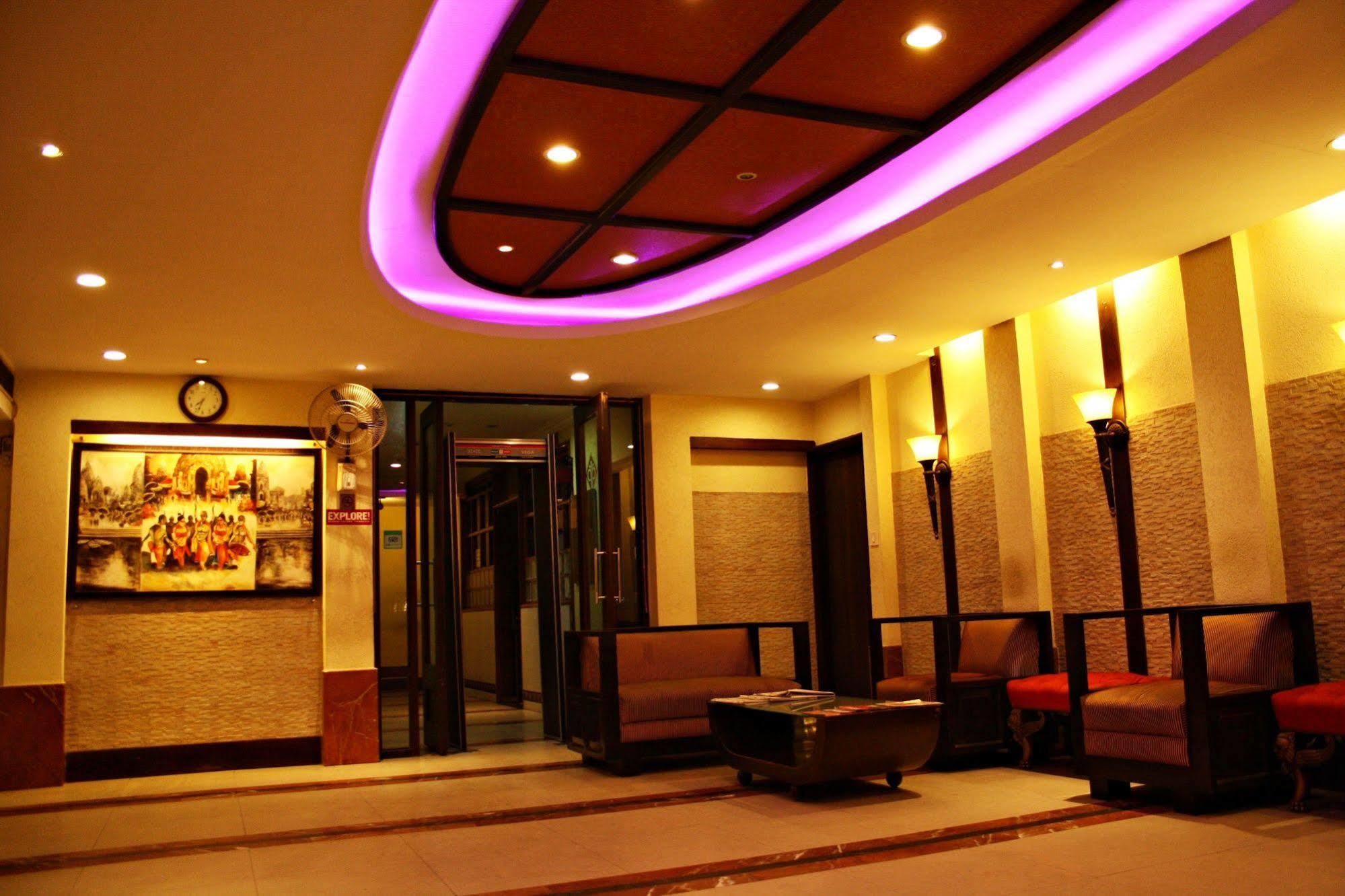 Hotel Pooja Palace Нью-Дели Экстерьер фото