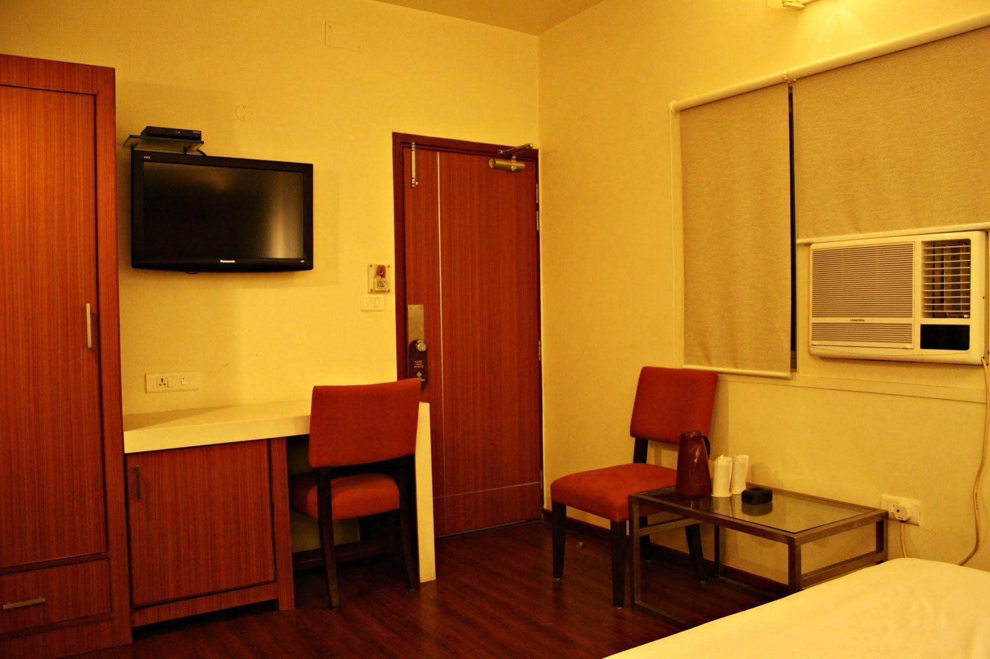 Hotel Pooja Palace Нью-Дели Экстерьер фото