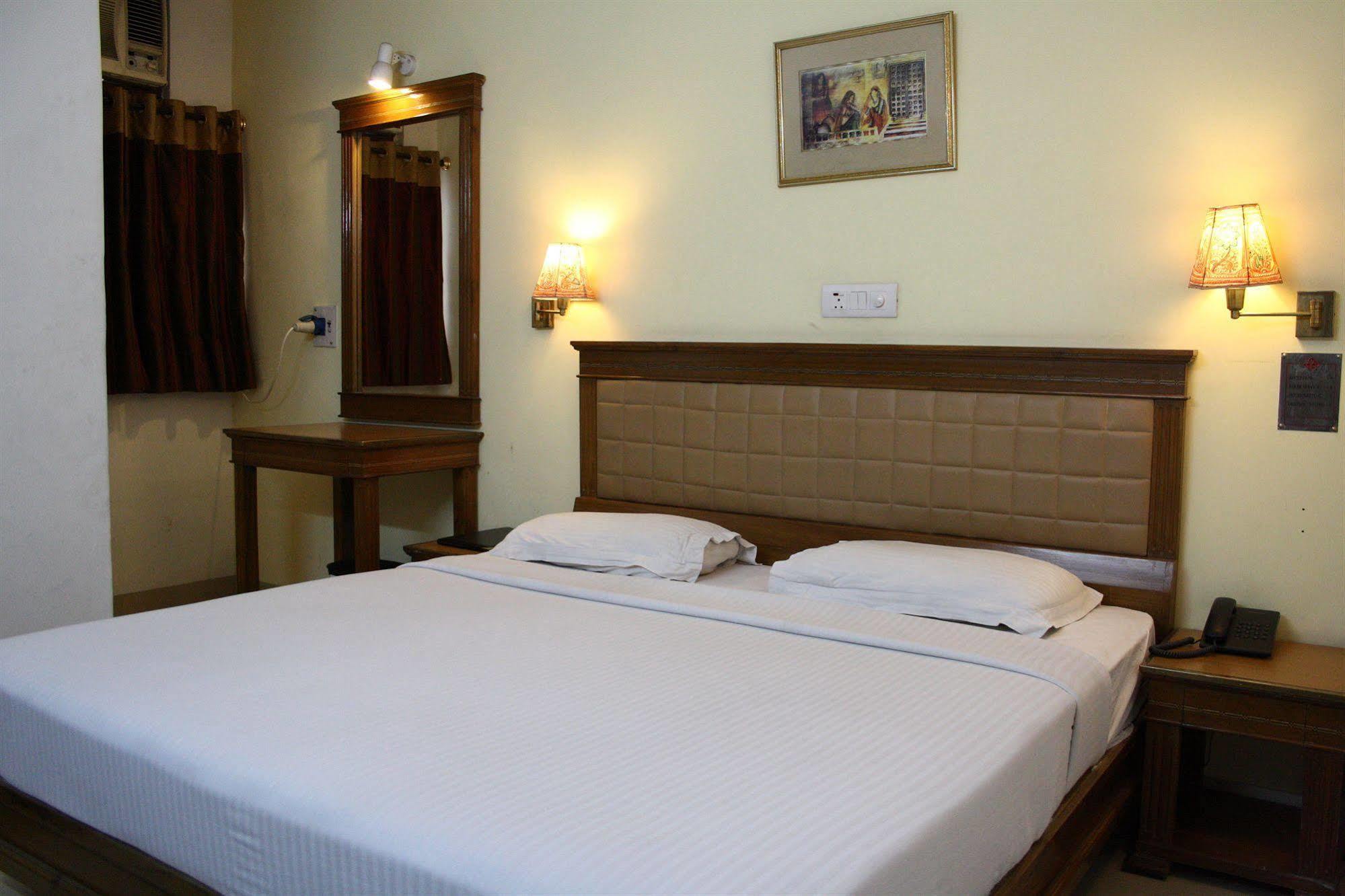 Hotel Pooja Palace Нью-Дели Экстерьер фото