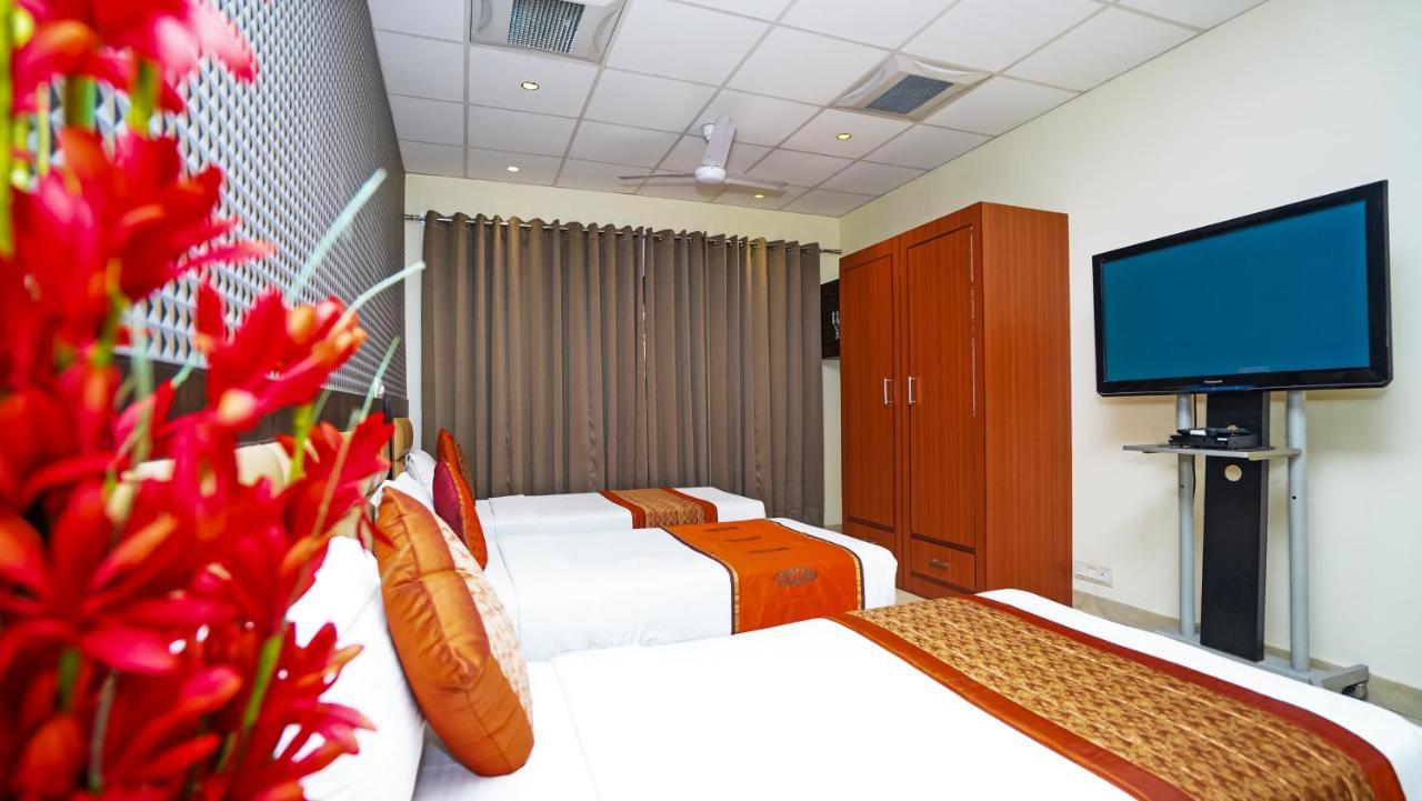 Hotel Pooja Palace Нью-Дели Экстерьер фото