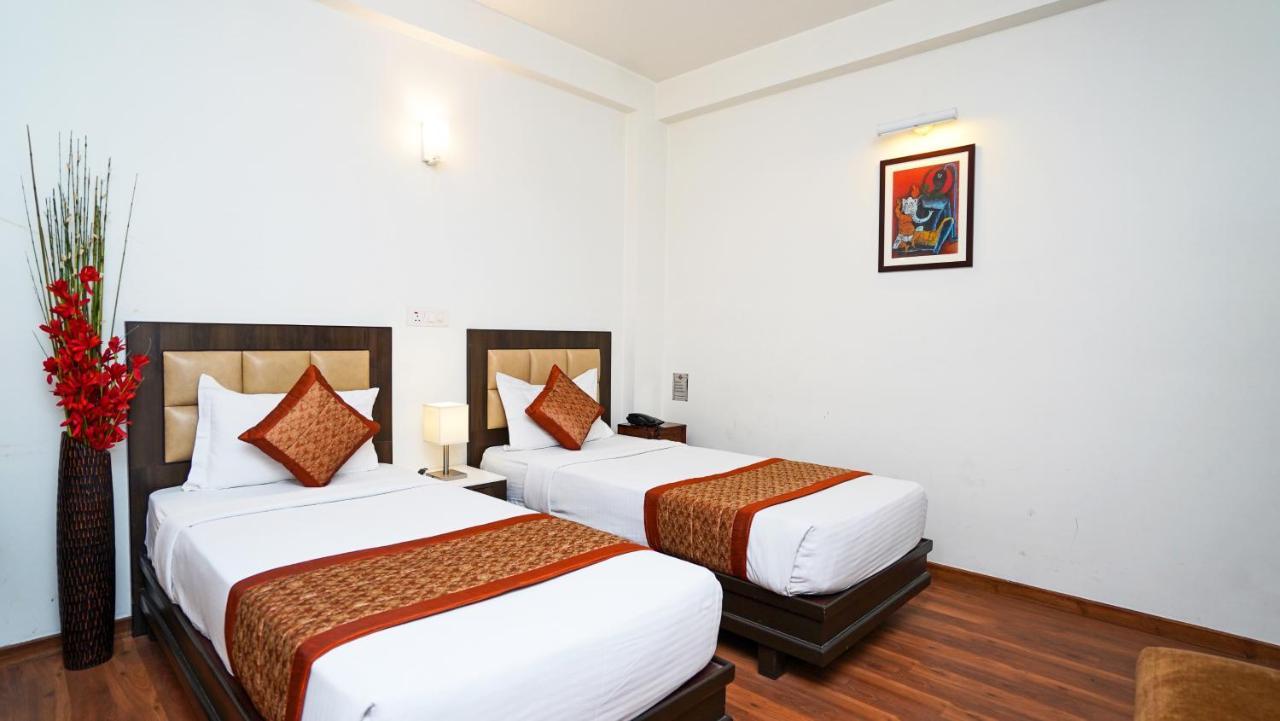 Hotel Pooja Palace Нью-Дели Экстерьер фото