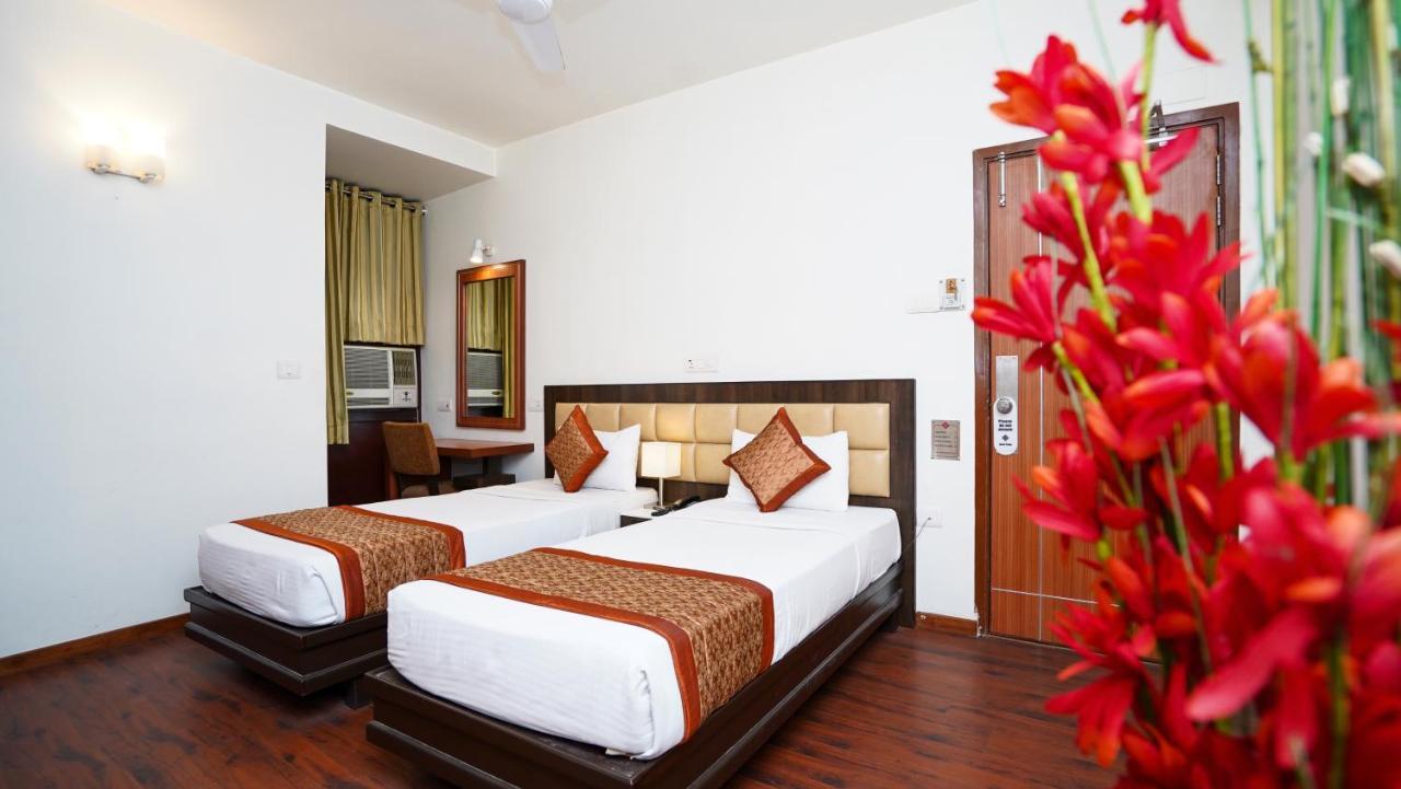Hotel Pooja Palace Нью-Дели Экстерьер фото