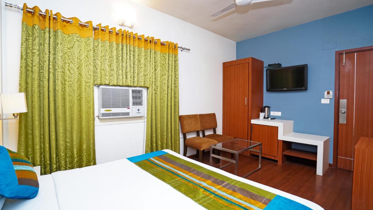 Hotel Pooja Palace Нью-Дели Экстерьер фото
