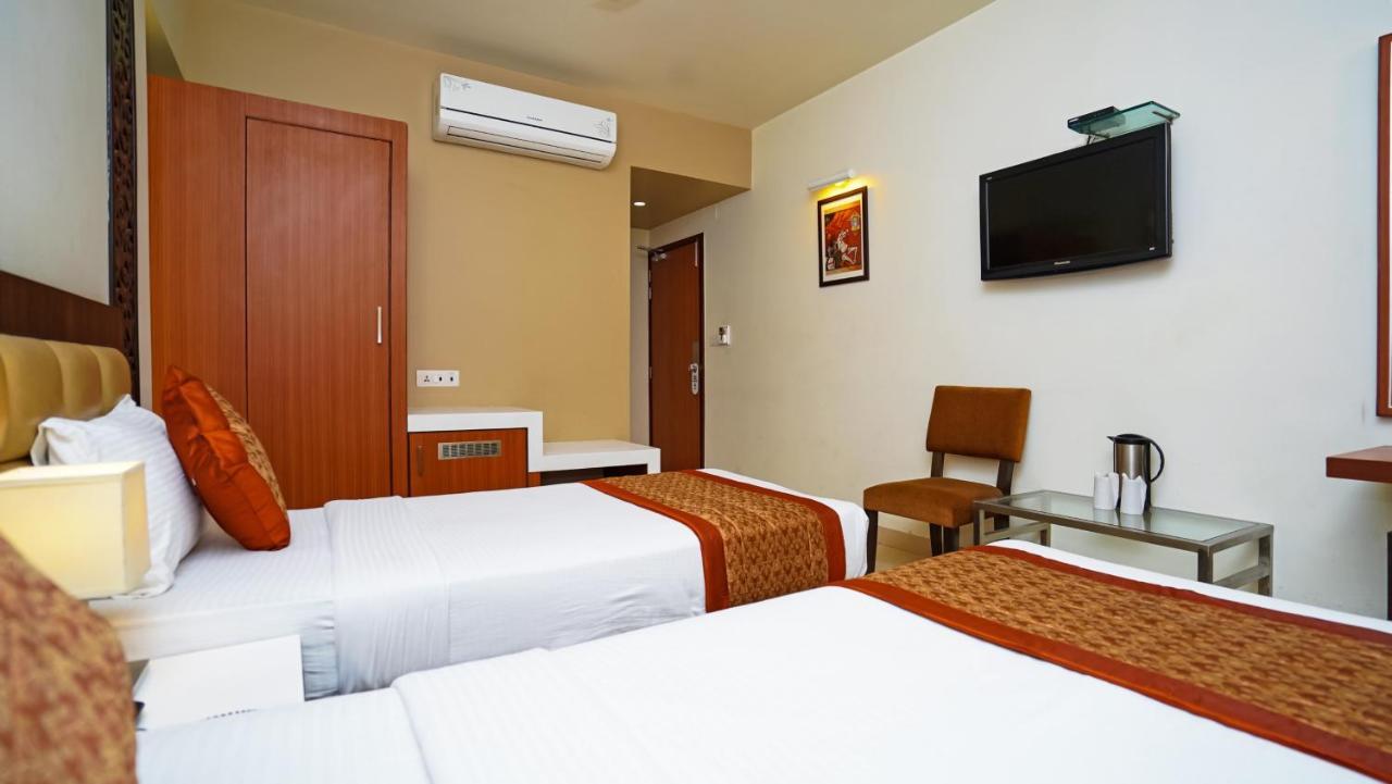 Hotel Pooja Palace Нью-Дели Экстерьер фото